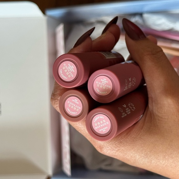 BUNDLE COVER GIRL LIP GLOSS AND LIP STAINS ALL BRANDNEW AND SEALED - Picture 7 of 11